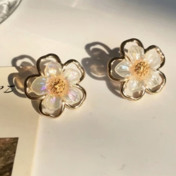 💖 2/$30 White & gold stud Daisy flower iridescent small boho statement earrings - Picture 11 of 12